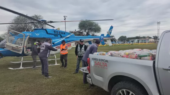 12594-desarrollo-social-realiza-asistencia-aerea-a-comunidades-de-rivadavia-banda-sur-aisladas-por-intensas-lluvias