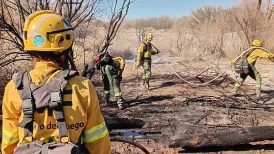 108553-los-equipos-de-combate-contra-incendios-forestales-continuan-trabajando-en-cafayate-1