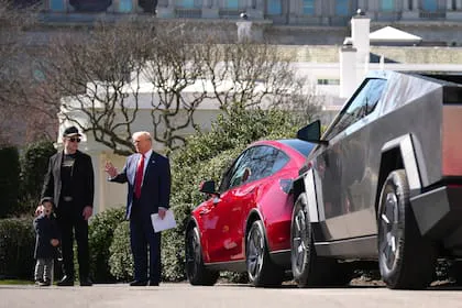 trump-muestra-vehiculos-de-la-compania-de-elon-FNIJMQMQHZD3RKYJUDQFDY26ZY