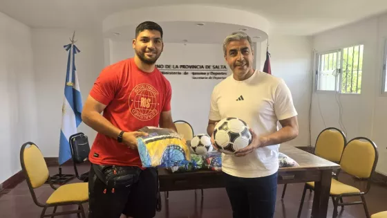 105340-el-gobierno-entrega-indumentaria-deportiva-a-los-equipos-del-programa-cebollitas-1