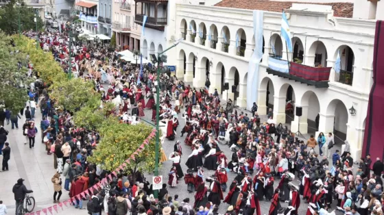 108069-gala-danza-y-tradicion-multitudinaria-convocatoria-en-las-celebraciones-del-25-de-mayo-en-salta