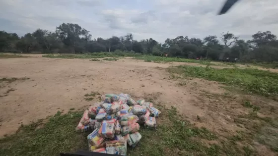 12596-desarrollo-social-realiza-asistencia-aerea-a-comunidades-de-rivadavia-banda-sur-aisladas-por-intensas-lluvias