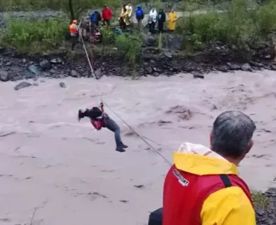 105887-mas-de-30-personas-fueron-rescatadas-por-crecida-de-rios-en-la-caldera-vaqueros-y-campo-quijano