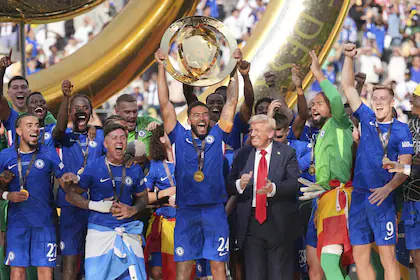 reece-james-capitan-de-chelsea-recibio-el-trofeo-T5XX2KLEIBHZFL3O5QM6NDZGYU