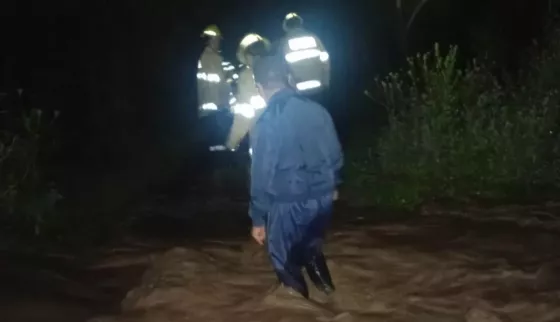 105744-el-carril-rescataron-a-dos-pescadores-en-el-rio-de-las-garzas