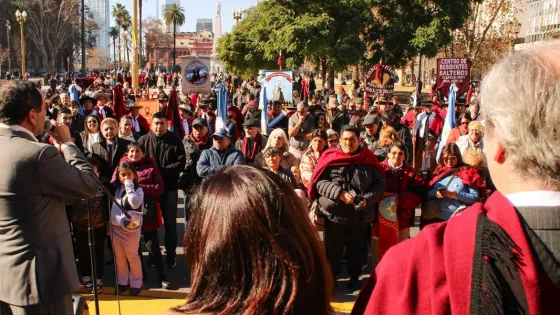 108487-mas-de-300-personas-homenajearon-al-general-guemes-en-plaza-de-mayo