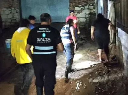 105742-desarrollo-social-asistio-a-familias-de-la-merced-y-rosario-de-lerma-tras-las-intensas-lluvias