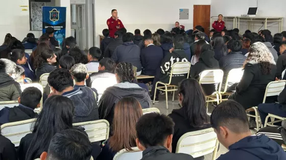 101018-estudiantes-secundarios-aprendieron-sobre-los-riesgos-y-consecuencias-del-ciberbullying