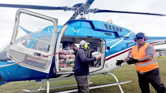 12595-desarrollo-social-realiza-asistencia-aerea-a-comunidades-de-rivadavia-banda-sur-aisladas-por-intensas-lluvias