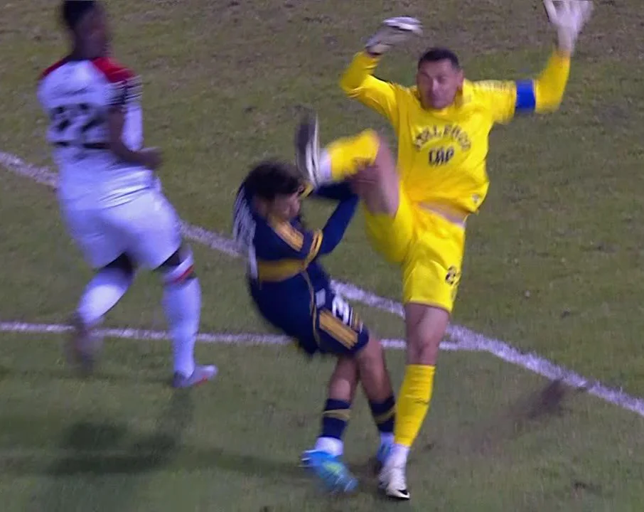 Hu_260708_Deportes_News_Futbol_Boca_Paranaense_Roja_Flores