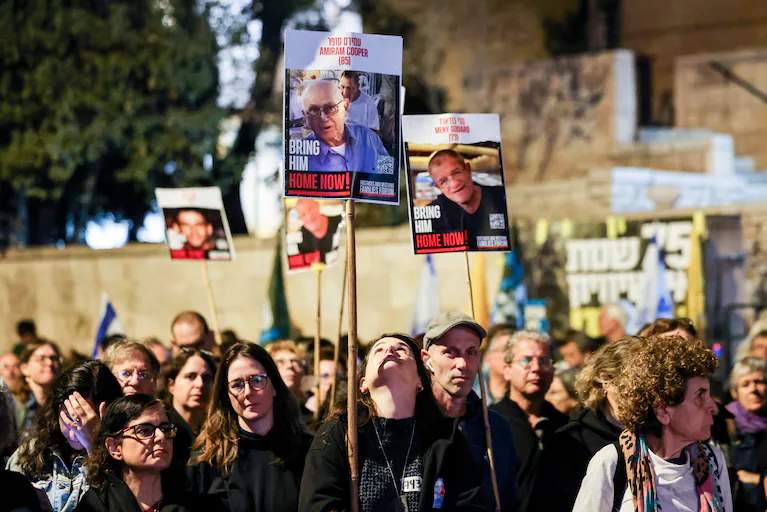 un-grupo-de-personas-exige-a-hamas-que-devuelva-los-cuerpos-de-los-rehenes-que-capturo-en-el-ataque-del-7-de-octubre-de-2023-foto-reutersronen-zvulun-KSYAJKW6ZEP3YVGZAY7X4XFYG4