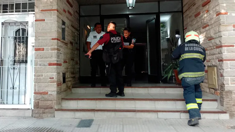 la-policia-de-la-ciudad-y-los-bomberos-trabajaron-en-el-departamento-de-villa-devoto-donde-encontraron-a-las-tres-victimas-foto-tn-LTWSLRTH4FATBLT3C2KN2G4OXI