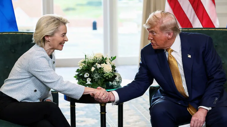 ursula-von-der-leyden-estrecha-la-mano-de-donald-trump-foto-reuters-EPUUCVGRRRH63MZ4HWTBVNHQIQ-1