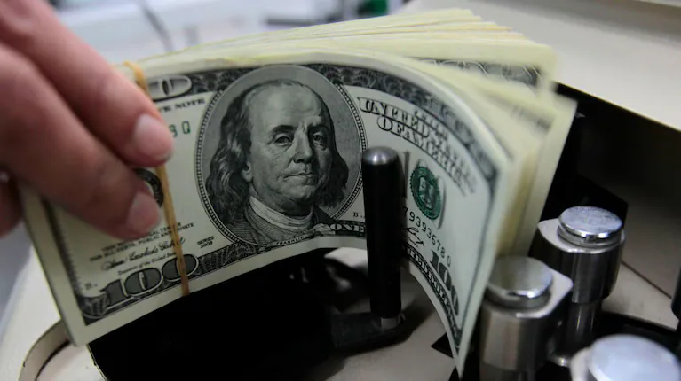las-billeteras-virtuales-no-podran-seguir-vendiendo-dolar-oficial-foto-reuters-KAUGNNGHOVGBTMQHZOOTLIPSTA