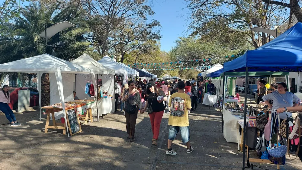 foto-paseo-poetas-feria-artesanal-1536x865