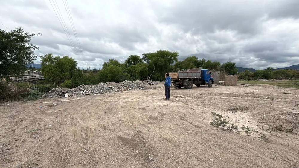 arrojo-escombros-al-rio-1-1536x864