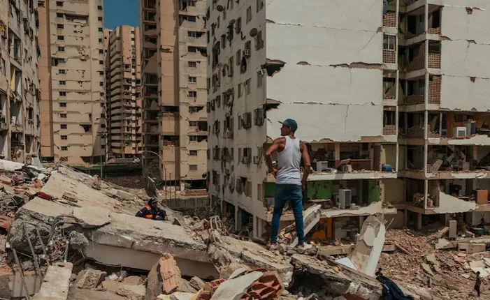 un-dia-despues-del-doble-terremoto-en-venezuela-hay-235-muertos-4300-heridos-y-los-rescatistas-buscan-victimas-entre-los-escombros-foto-adriana-loureiro-fernandez-para-the-new-york-times-2HFL6RE2