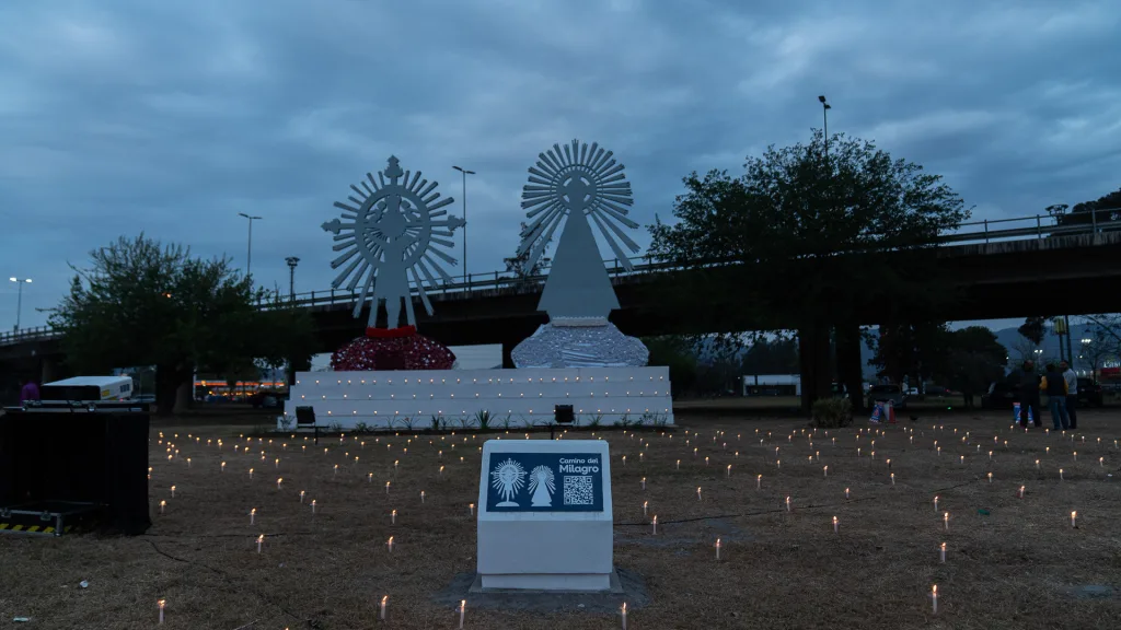 rotonda-del-peregrino-noche-velas-1-1-1024x576