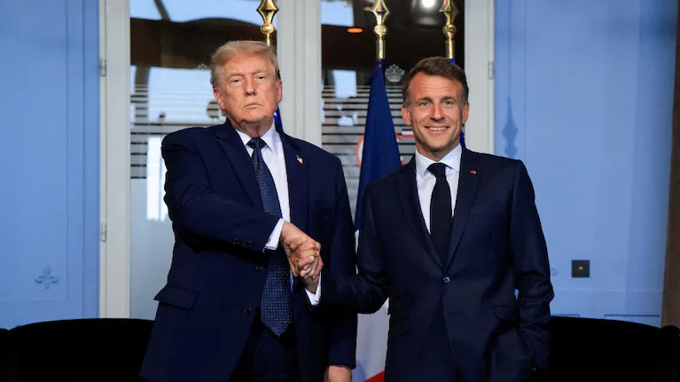 el-frio-saludo-entre-donald-trump-izquierda-y-emmanuel-macron-derecha-foto-reuters-FDQLMV2XFNCLVONHJMCZVTZYP4