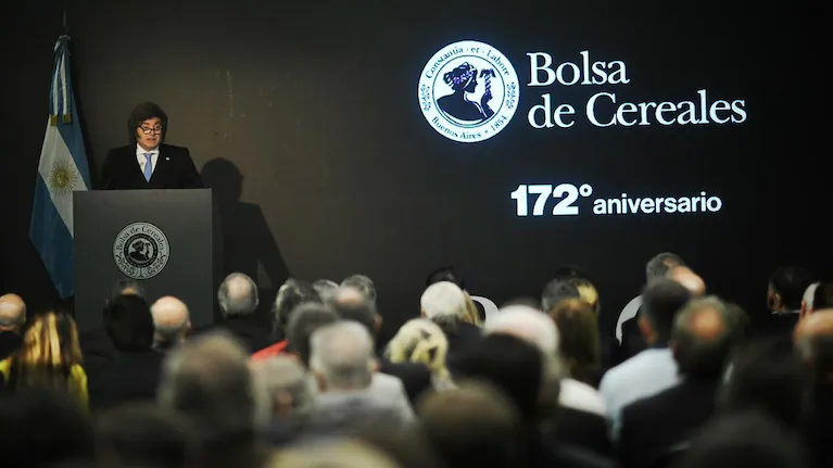 durante-su-paso-por-la-bolsa-de-cereales-javier-milei-anuncio-una-baja-de-retenciones-para-el-trigo-la-cebada-y-la-soja-foto-presidencia-O22UI6WADZEILASK7RVGQKB76U