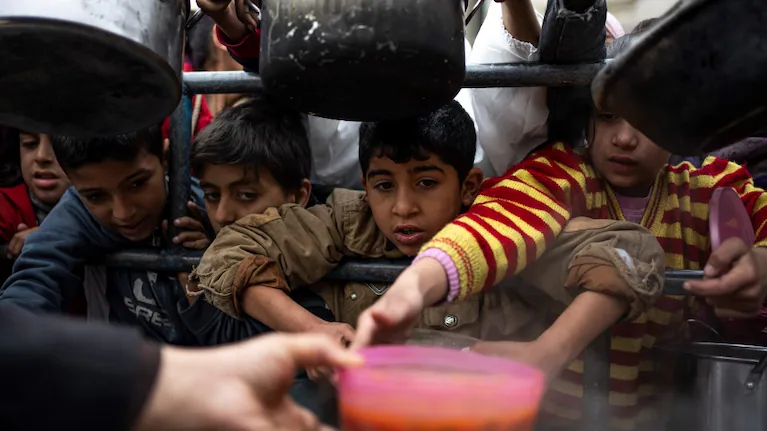 un-grupo-de-ninos-espera-para-recibir-comida-en-gaza-foto-ap-WFQDSH2LBJEA3MFDLQ7HP6BOFI