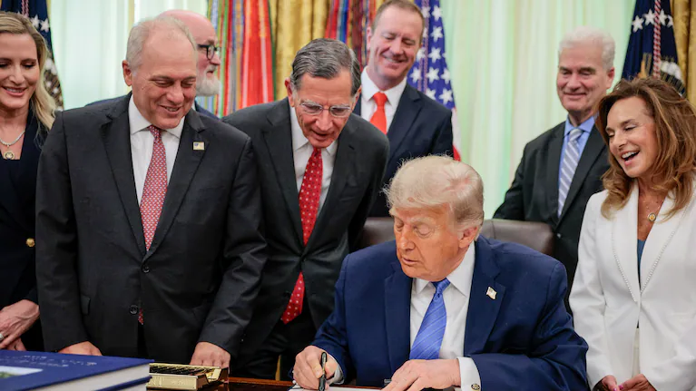 que-fluya-el-petroleo-donald-trump-celebro-el-acuerdo-con-iran-y-anuncio-la-apertura-del-estrecho-de-ormuz-foto-reutersevan-vucci-4NXZXYVUWNWRZYR5YJBKSJAGCM