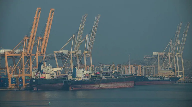 buques-petroleros-en-el-estrecho-de-ormuz-una-via-fluvial-por-la-que-pasa-el-20-de-la-produccion-mundial-de-petroleo-foto-giuseppe-cacace-afp-KHM6P55SQVBTJFYF3NG6NXJYCE