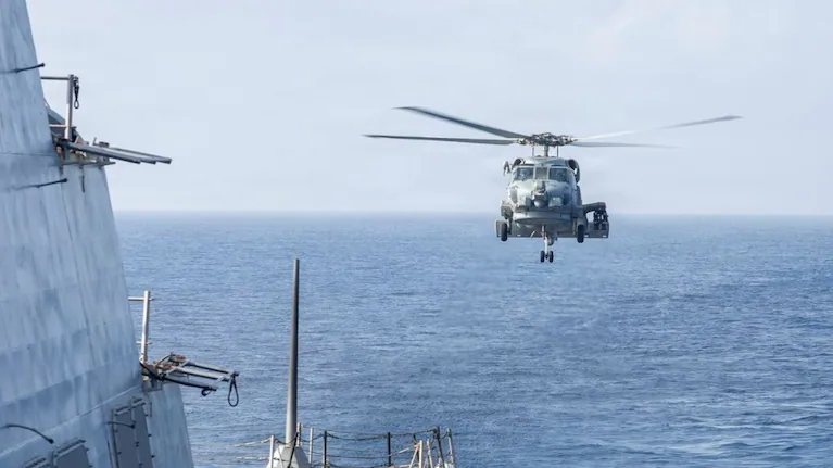 un-helicoptero-mh-60r-sea-hawk-se-acerca-al-uss-delbert-d-black-ddg-119-despues-de-patrullar-el-mar-arabigo-en-apoyo-al-bloqueo-de-estados-unidos-contra-iran-foto-efe-4CIIPQ5VZJBX7NVPLEE5ILMAYQ