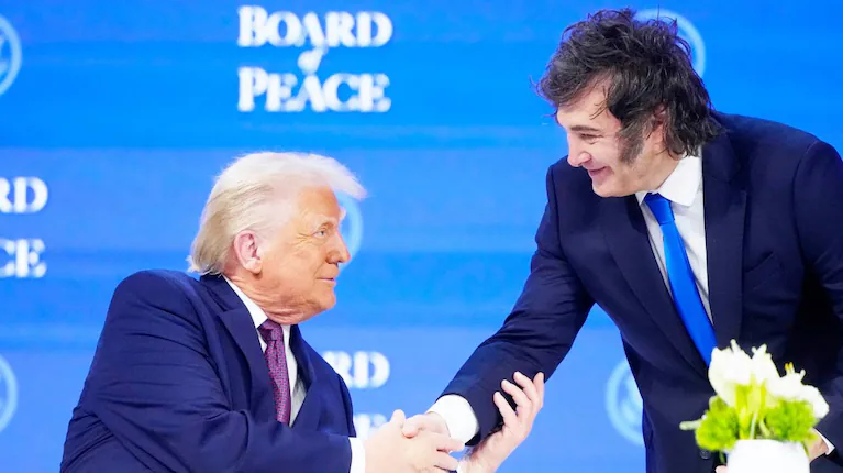el-presidente-de-estados-unidos-donald-trump-saluda-a-su-par-de-la-argentina-javier-milei-tras-la-firma-del-consejo-de-paz-en-el-foro-economico-mundial-de-davos-foto-apmarkus-schreiber-PARLGQYA25