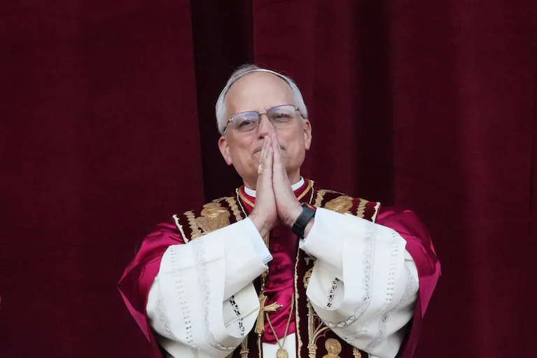 el-papa-leon-xiv-junta-sus-manos-en-el-balcon-de-la-basilica-de-san-pedro-al-ser-presentado-ante-los-fieles-credito-ap-fotoalessandra-tarantino-TD5YUTQEJDQH3LKNKBBUT55O2Q