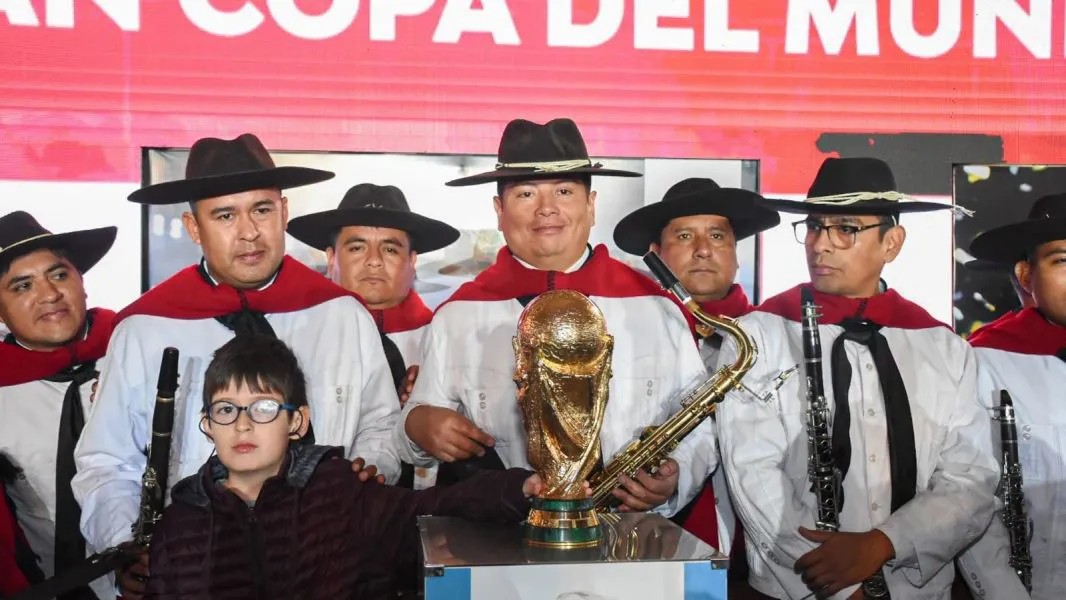 6491-miles-de-saltenios-obtuvieron-su-foto-con-la-copa-del-mundo