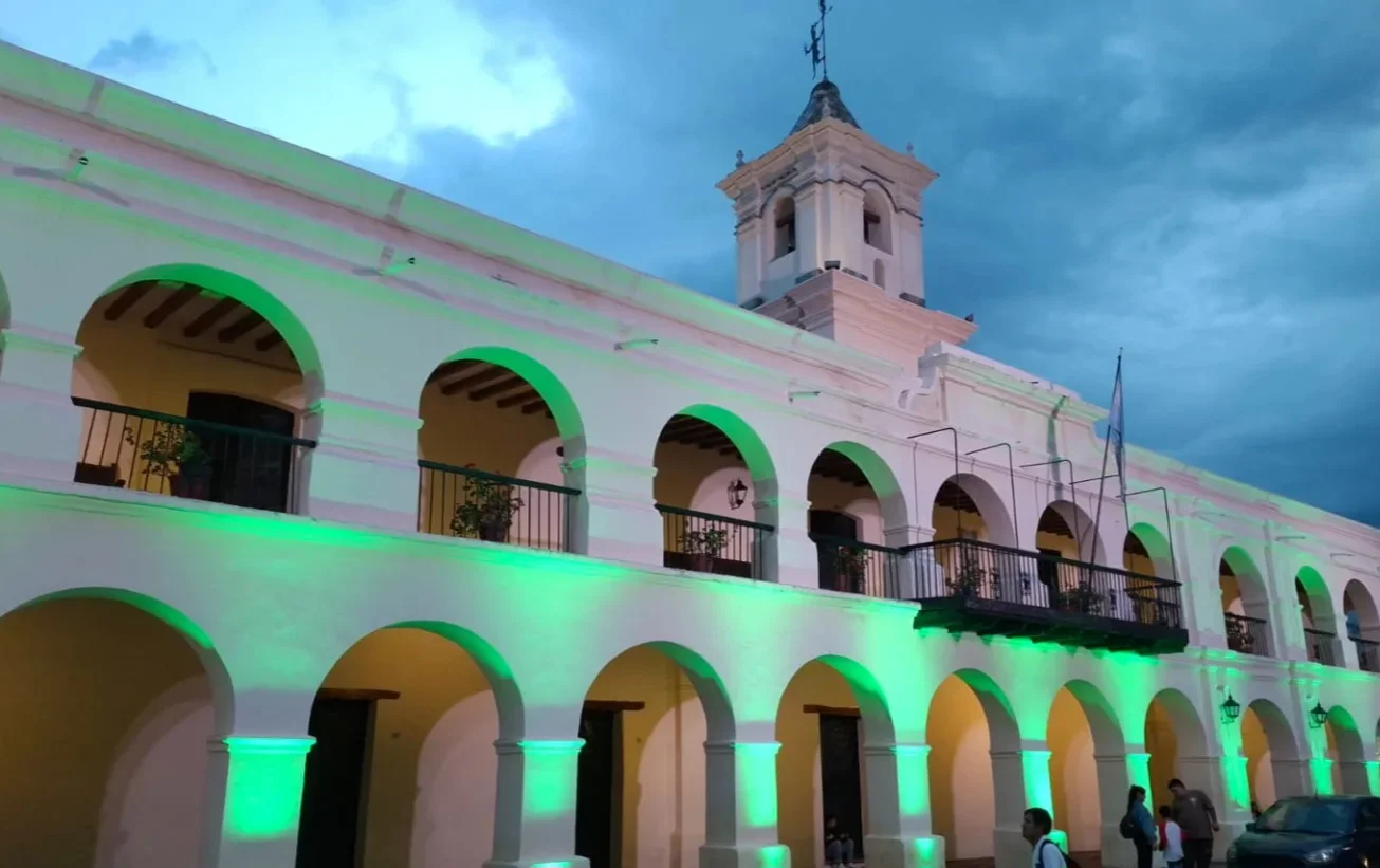 1iluminacion-de-cabildo-verde-por-el-colangiocarcinoma-1536x864