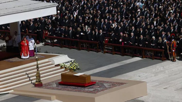 card-re-francisco-bendice-desde-el-cielo-a-la-iglesia-y-al-mundo-entero-mH2e