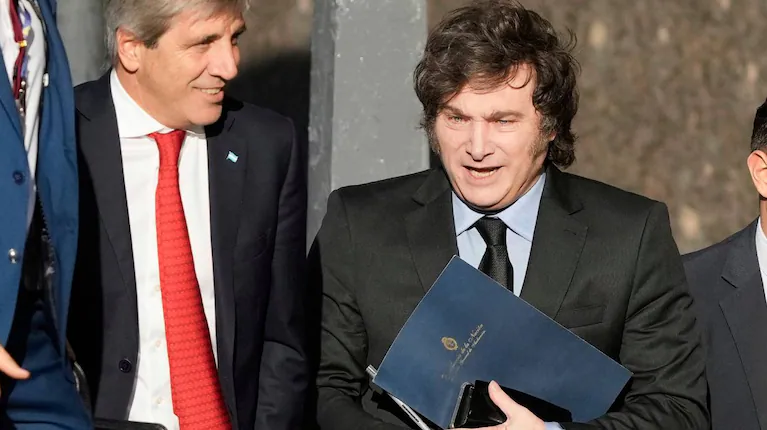 el-gobierno-estudia-el-impacto-fiscal-de-elevar-al-50-la-coparticipacion-del-impuesto-a-los-combustibles-foto-ap-natacha-pisarenko-UDB5J26ELJEDTPJ4PS44WKVBCI