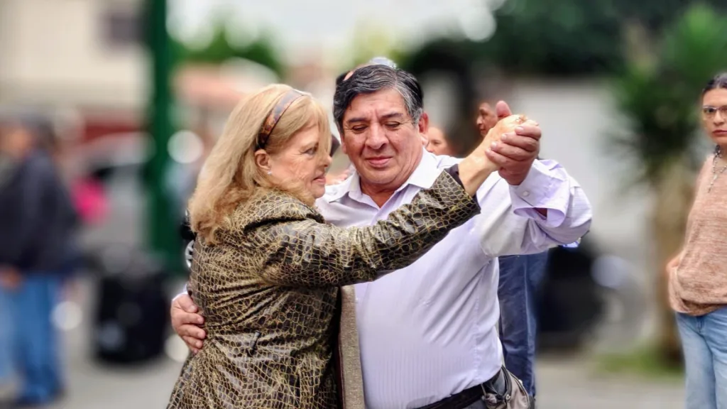 2inicio-de-taller-de-tango-paseo-de-poetas-1024x576