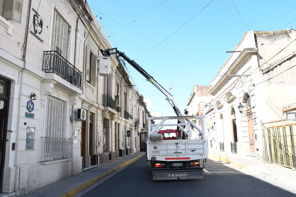 retiro-de-cables-en-desuso-calle-20-de-febrero-2-1024x683