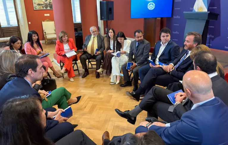 patricia-bullrich-con-los-senadores-libertarios-foto-x-patobullrich-LGRK354COZELJFKNDMUVLXCVDA