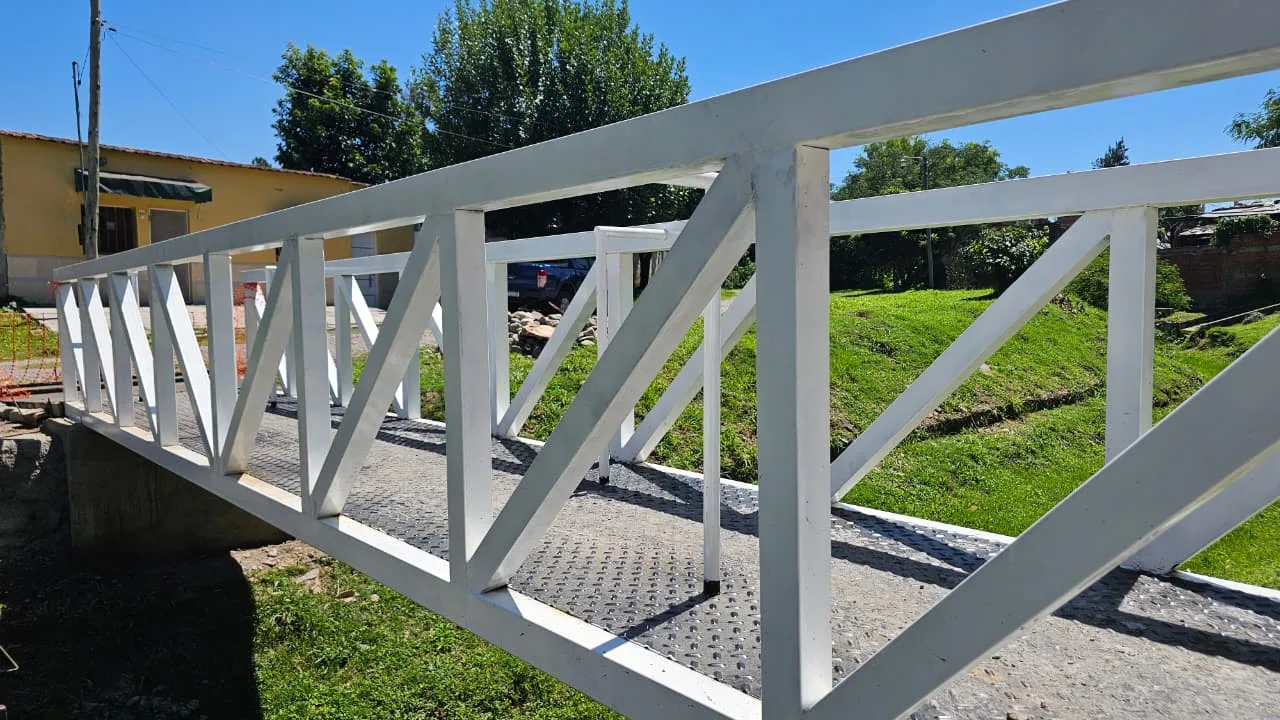 instalacion-de-nuevo-puente-en-el-barrio-puerto-argentino-2