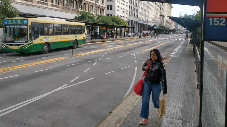 el-gobierno-busca-desactivar-el-paro-de-colectivos-de-este-martes-y-busca-negociar-con-la-uta-foto-na-mariano-sanchez-XXXPRZAAGJF6HH77KWBNIAHLGY