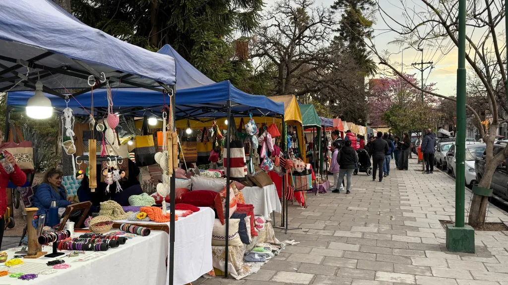 1foto-paseo-artesanal-plaza-guemes-1024x576