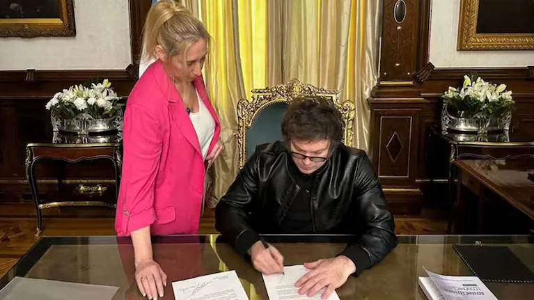 javier-milei-firma-este-martes-el-decreto-que-aumenta-los-sueldos-de-los-funcionarios-foto-presdidencia-EJZWXJ7FCBBFXI3AZFJ5H2443A