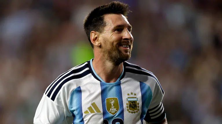 el-parche-especial-que-tiene-lionel-messi-en-la-camiseta-de-la-seleccion-argentina-para-el-debut-en-el-mundial-foto-ap-X5XARI5N2VD4JBPMRCXU5M5XCM