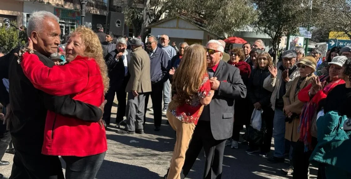8plaza-francia-el-homenaje-a-carlos-gardel