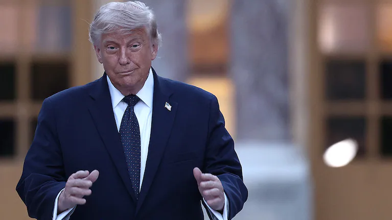 el-presidente-de-estados-unidos-donald-trump-hace-un-gesto-al-llegar-al-palacio-de-versalles-antes-de-una-cena-para-celebrar-el-250o-aniversario-de-la-independencia-de-estados-unidos-en-versalles
