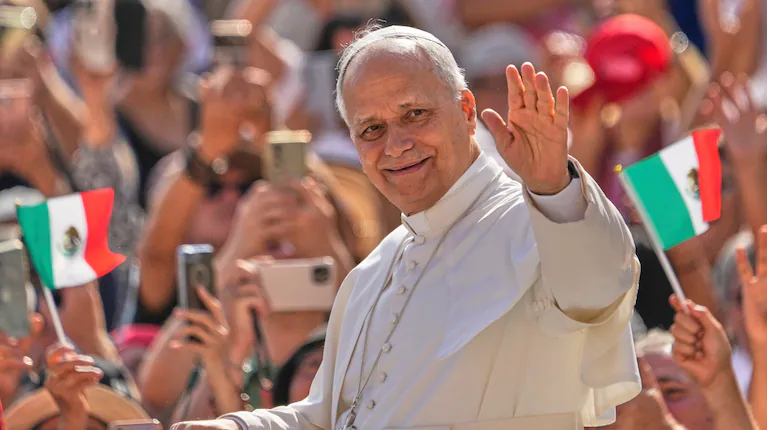 el-papa-leon-xiv-en-la-plaza-de-san-pedro-con-motivo-de-la-audiencia-general-semanal-en-el-vaticano-el-miercoles-17-de-septiembre-de-2025-foto-apgregorio-borgia-3Y65K2D57ZFYXAO6RLD6VNDGFY