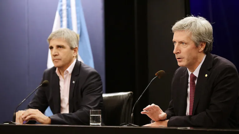 el-presidente-del-banco-central-santiago-bausili-en-una-conferencia-de-prensa-junto-al-ministro-de-economia-luis-caputo-foto-emiliano-lasalviaafp-VUGOKCM2P5HZPCBTNW4PZUYNR4