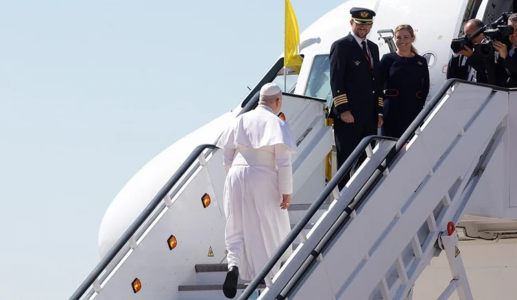 el-papa-se-despidio-de-espana-y-regresa-a-roma-0rTn