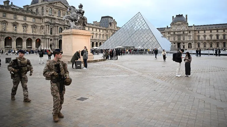 soldados-patrullan-las-inmediaciones-del-museo-del-louvre-foto-ap-BSWYA7YPMRA3ZJOO6ADUCNB3ME