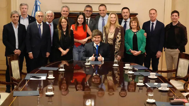 el-presidente-javier-milei-con-el-nuevo-gabinete-foto-presidencia-GTBFV7IQORD2DCOJH5YHRRTQSE