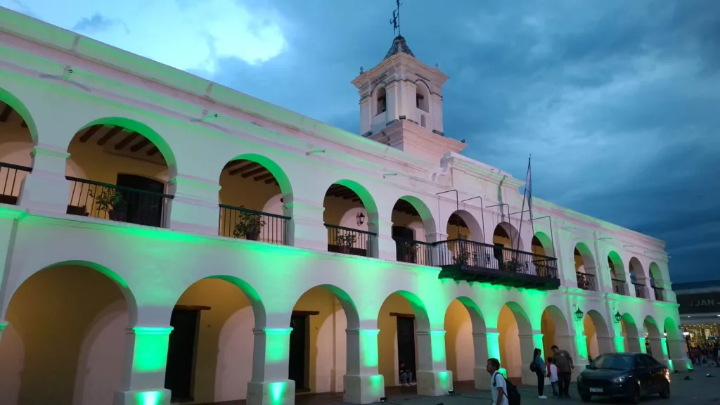 1iluminacion-de-cabildo-verde-por-el-colangiocarcinoma-1024x576